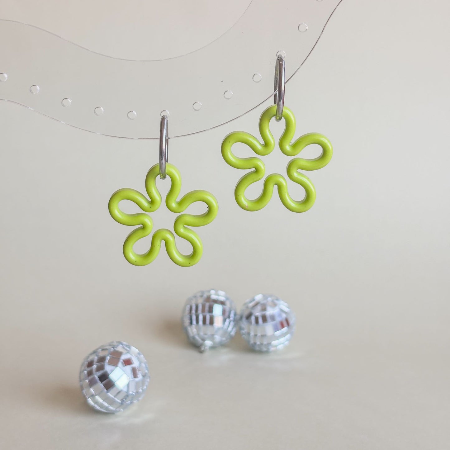 Pendientes artesanales de flores verde pistacho con aros plateados hipoalergénicos de la marca Doctora Irrins