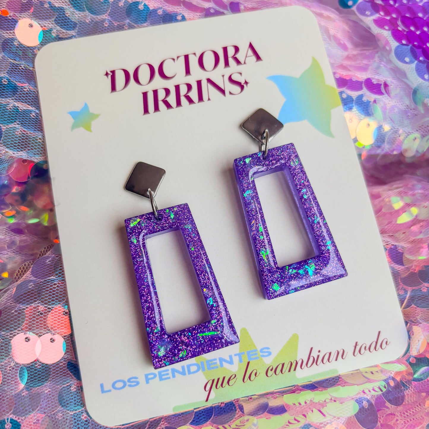 Pendientes modernos, elegantes y creativos. Diseño geométrico de color morado. Doctora Irrins