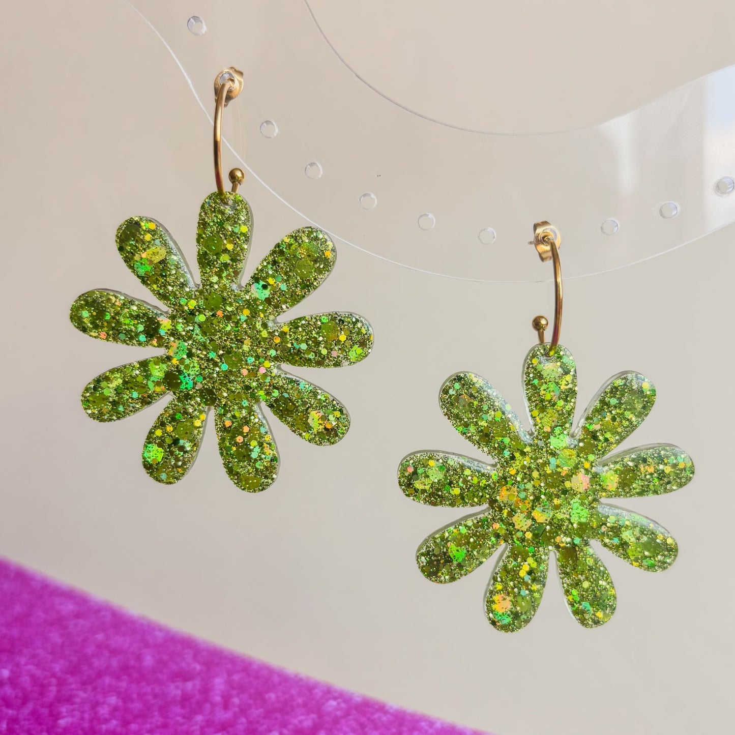 Pendientes de resina epoxi de Flores XL de color verde con aros dorados de acero inoxidable. Doctora Irrins