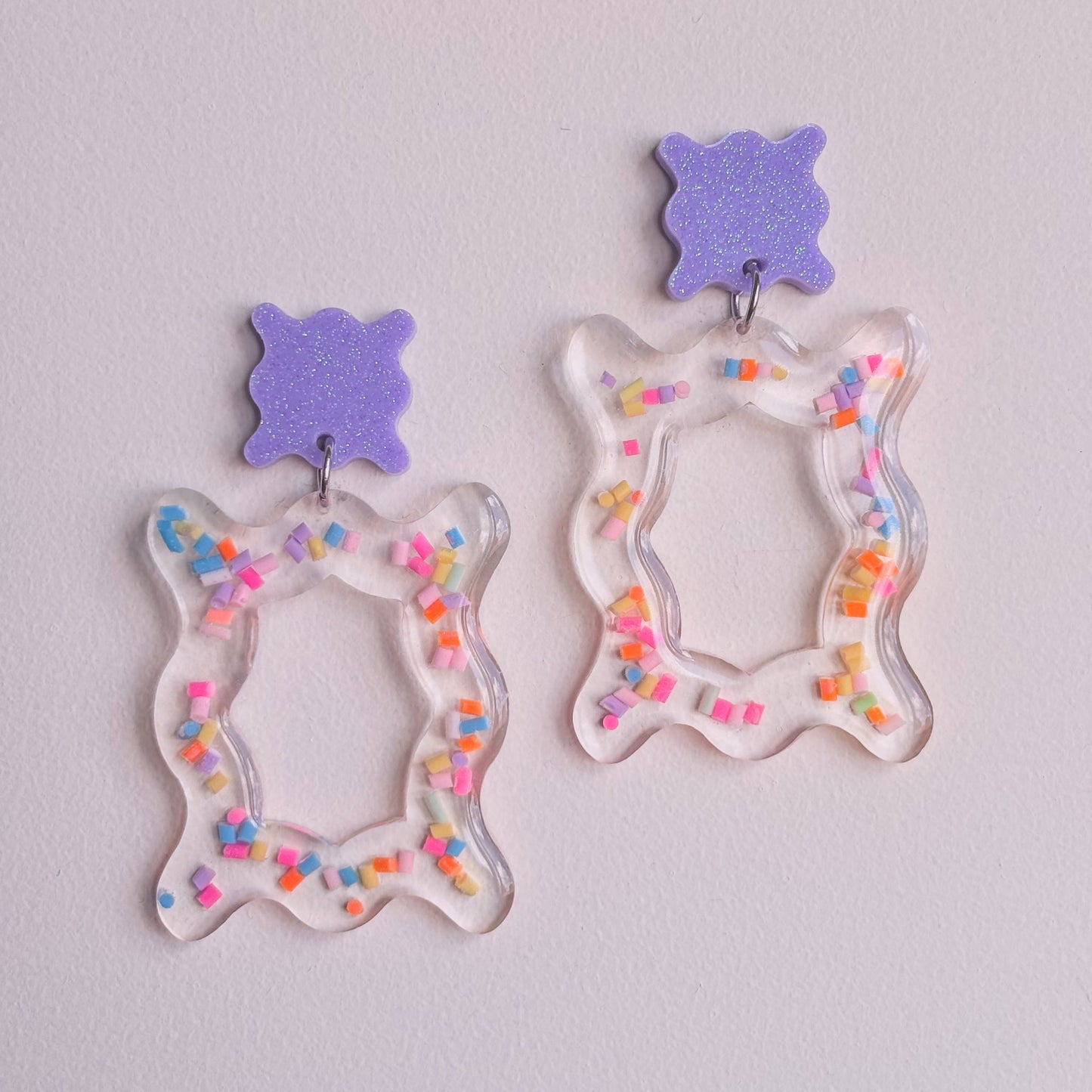 Pendientes grandes de resina epoxi, transparentes y de colores. Hechos a mano