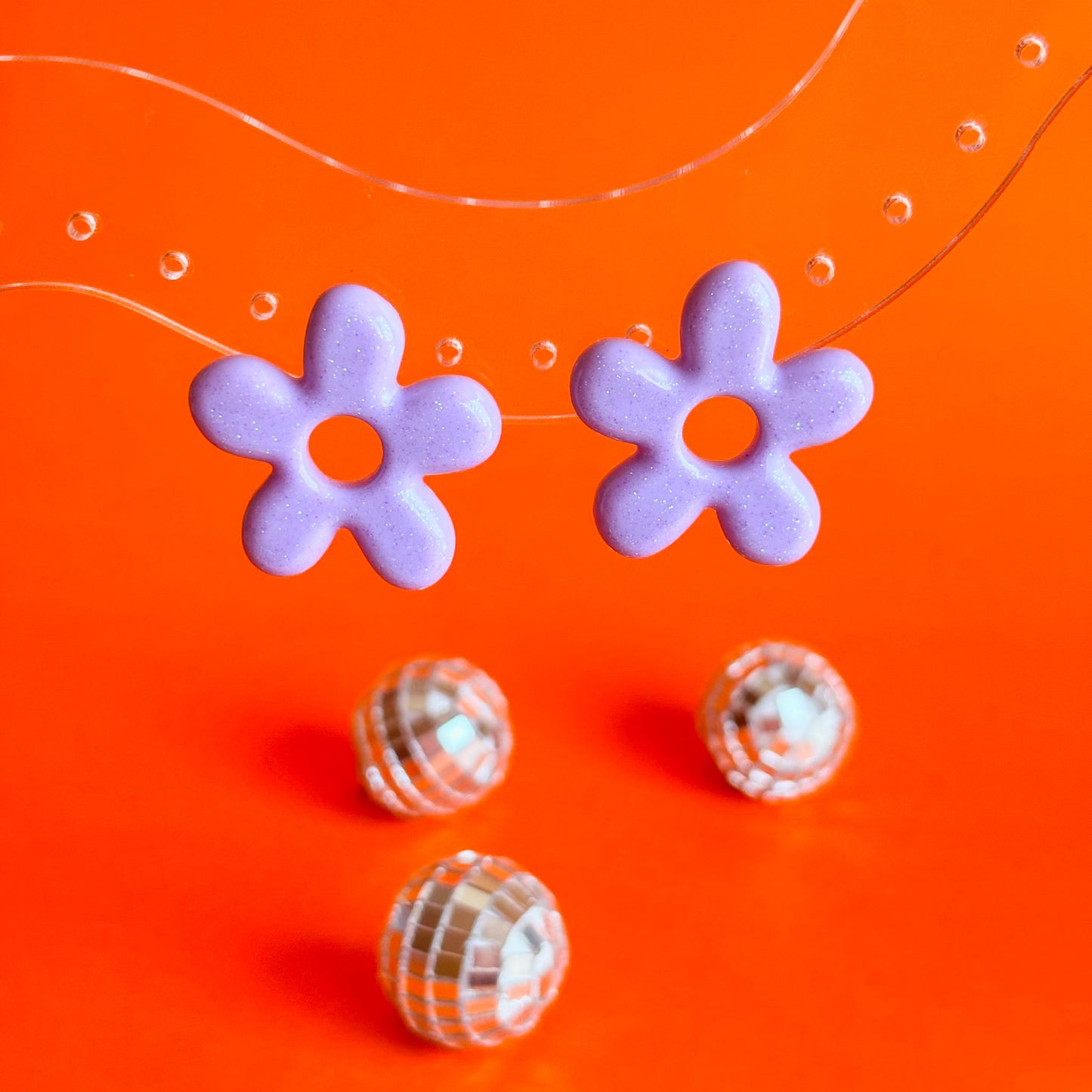 Par de pendientes de flores lila pastel. Hipoalergénicos y hechos a mano