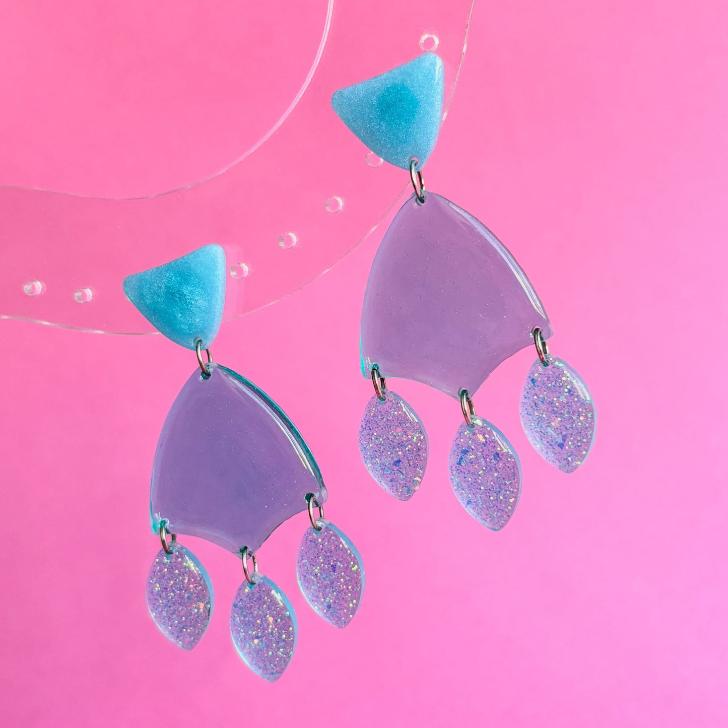 Pendientes originales y favorecedores de alta calidad. De resina epoxi y acero inoxidable hipoalergénico. Perfectos para todas las orejas.