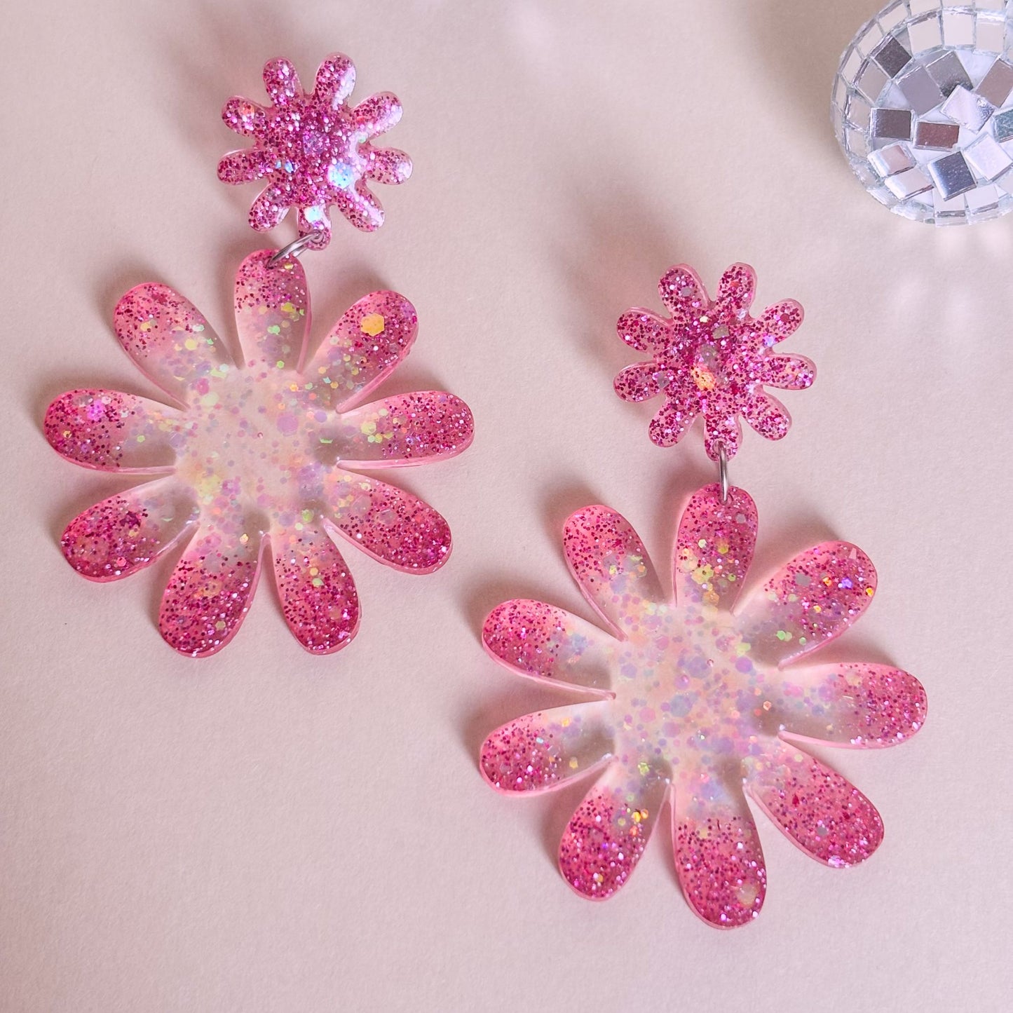 Pendientes de resina epoxi y acero inoxidable hipoalergénico hechos a mano. En forma de flor de color rosa. Marca española Doctora Irrins.