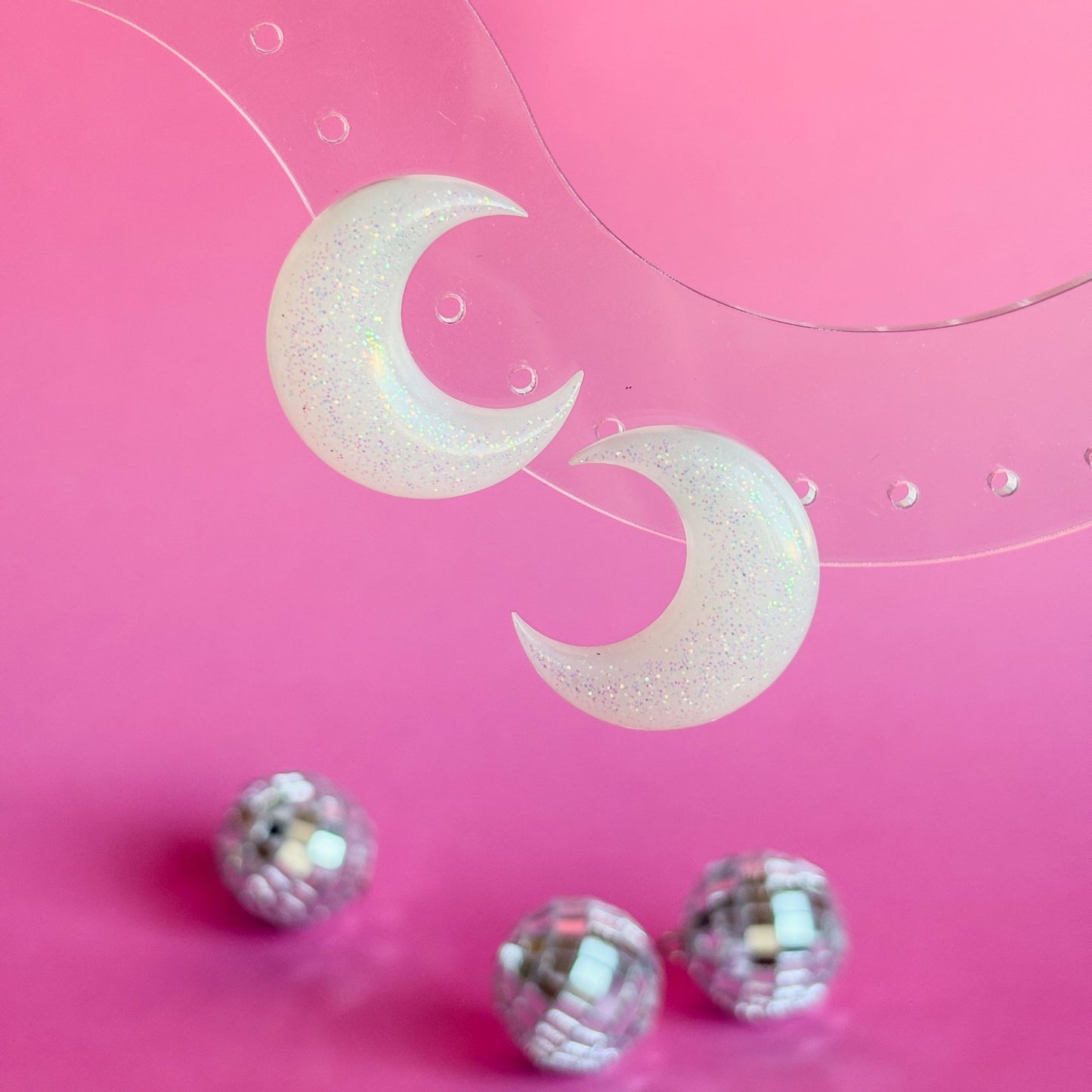 Par de pendientes blancos con forma de luna