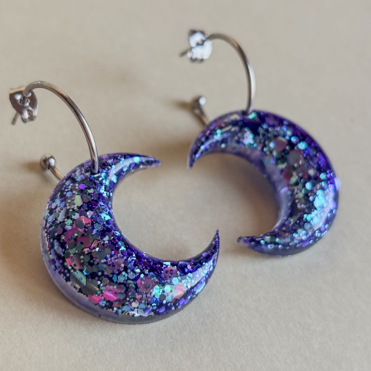 Pendientes hipoalergénicos y hechos a mano en forma de lunas azules y moradas con aros plateados