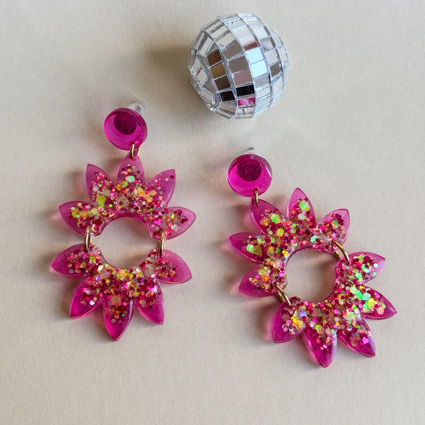 Pendientes hipoalergénicos de color rosa y dorado diseño fantasía