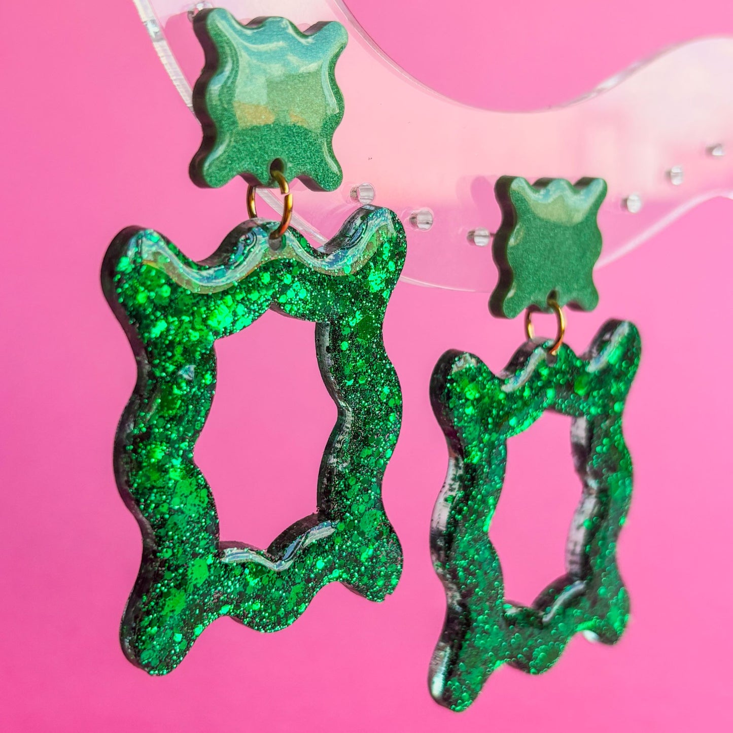 Pendientes verdes muy grandes y brillantes estilo retro-pop. Hechos a mano e hipoalergénicos. Doctora Irrins