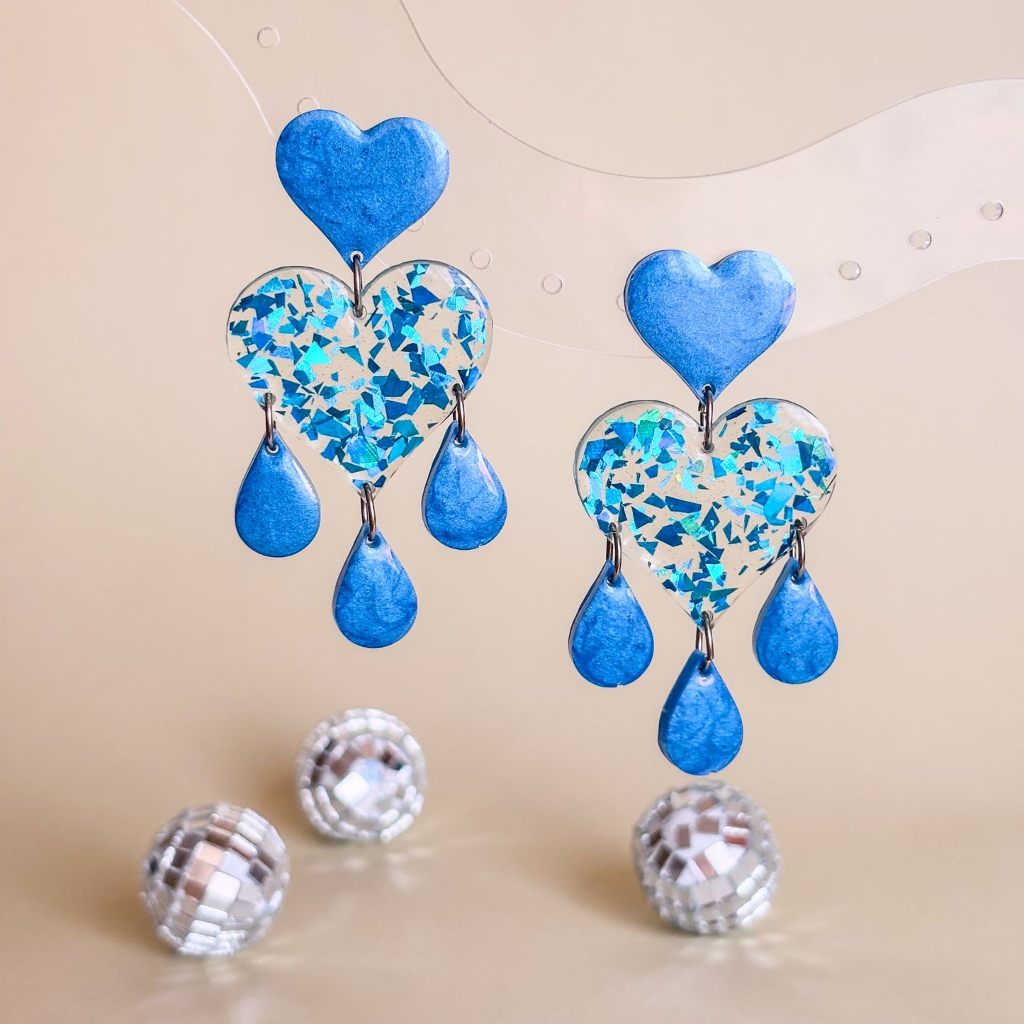 Pendientes artesanales de corazones de resina epoxi hechos a mano en España por Doctora Irrins