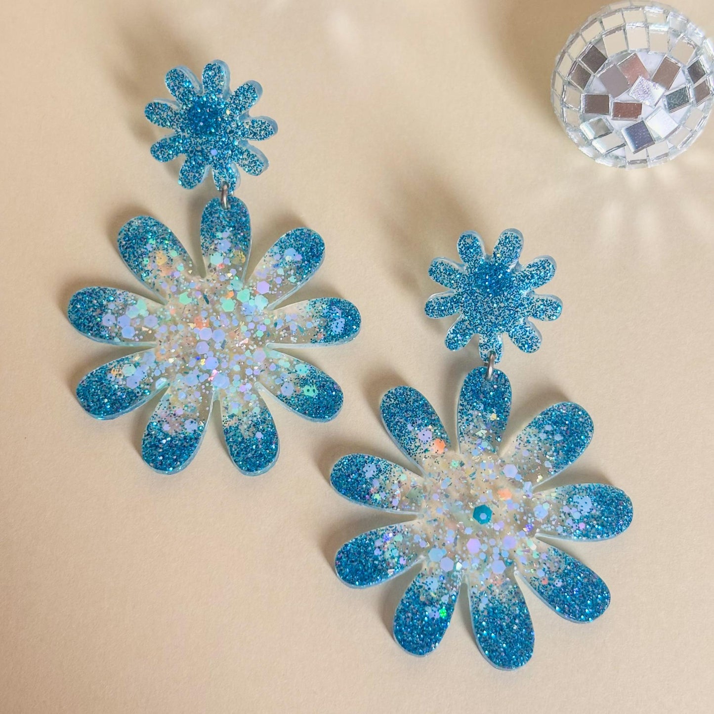 Preciosos pendientes en forma de flor azul de resina epoxi hechos a mano
