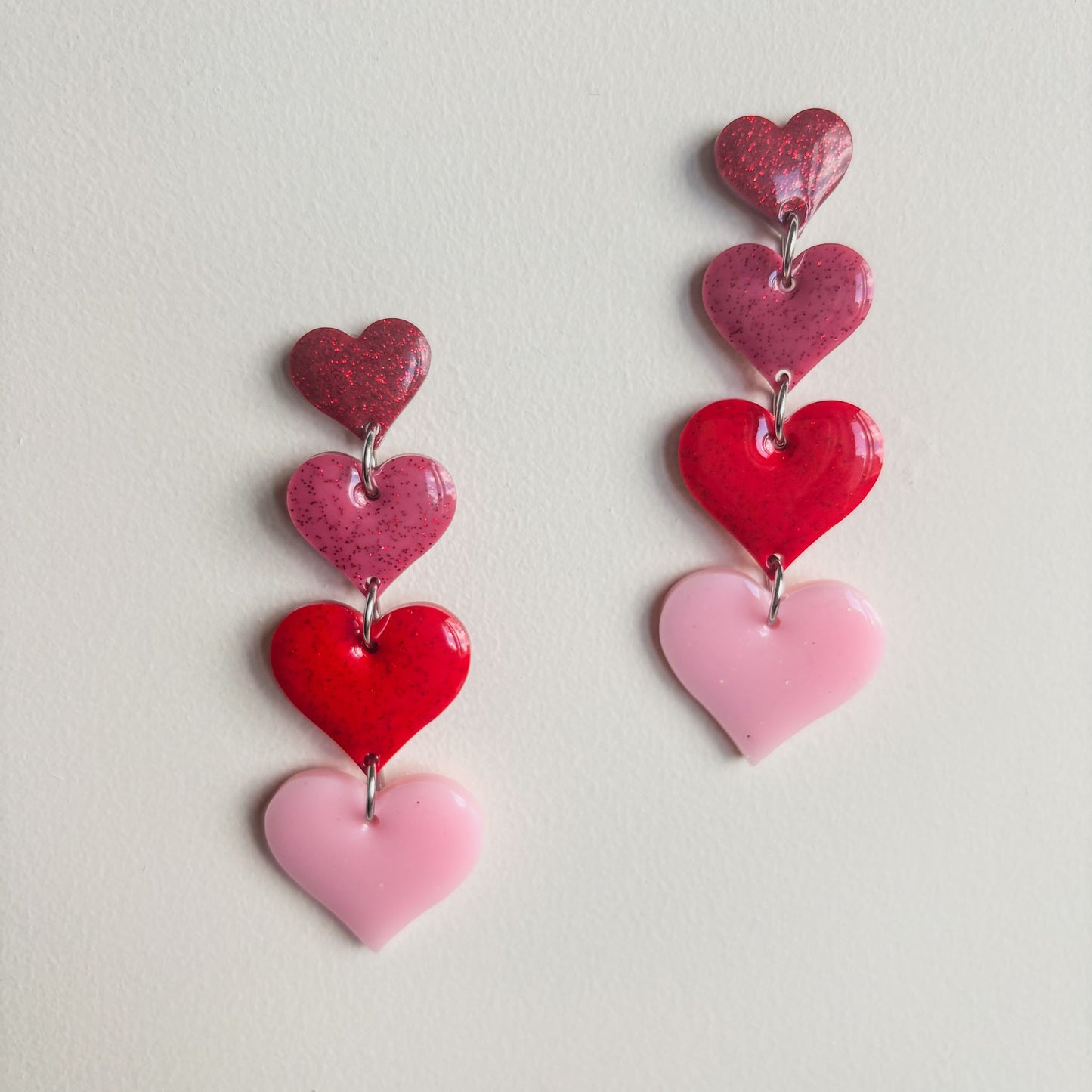 pendientes hechos a mano en España con forma de corazones en cascada. Largos, bonitos, vistosos y elegantes.