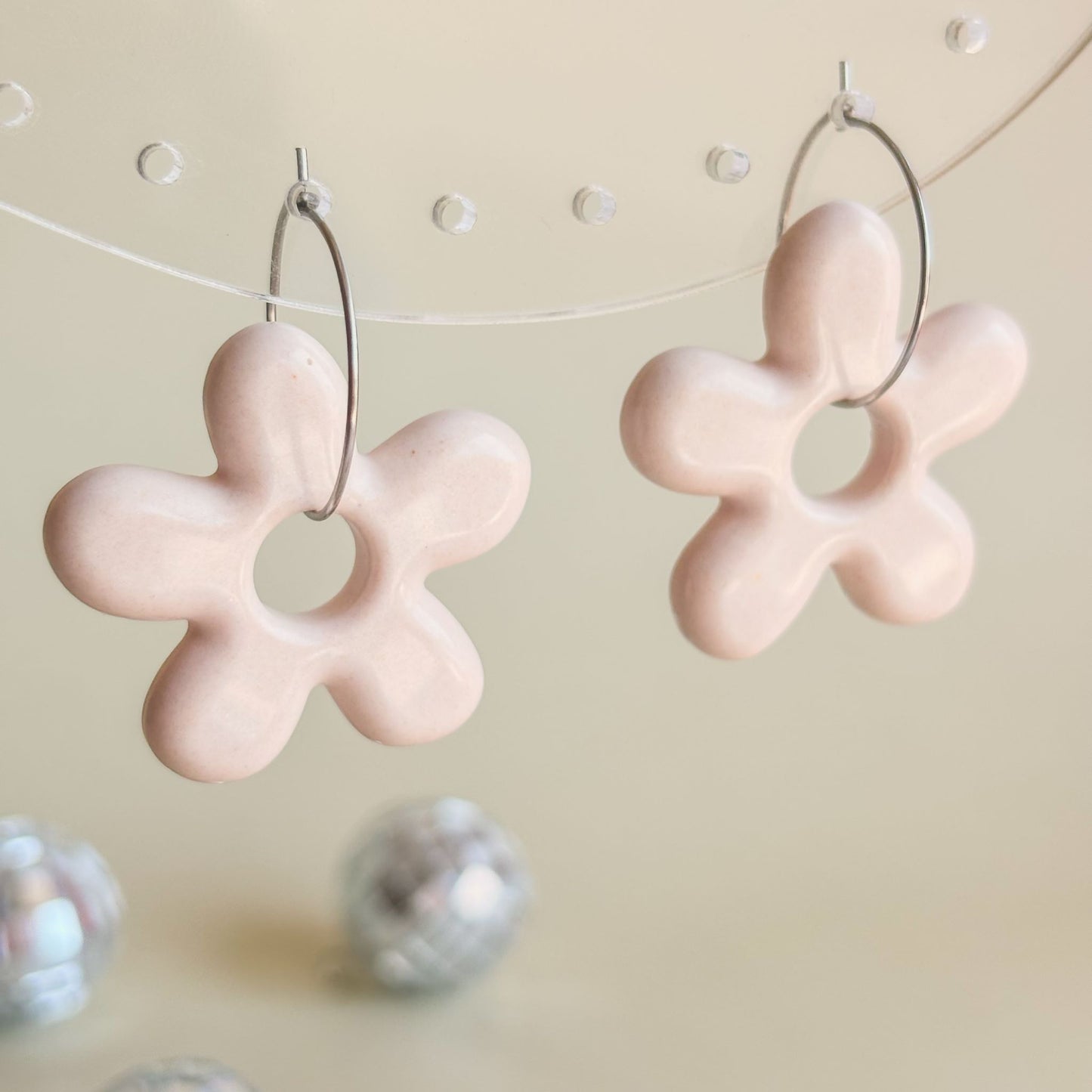 Pendientes artesanales color beige con forma de flores con aros