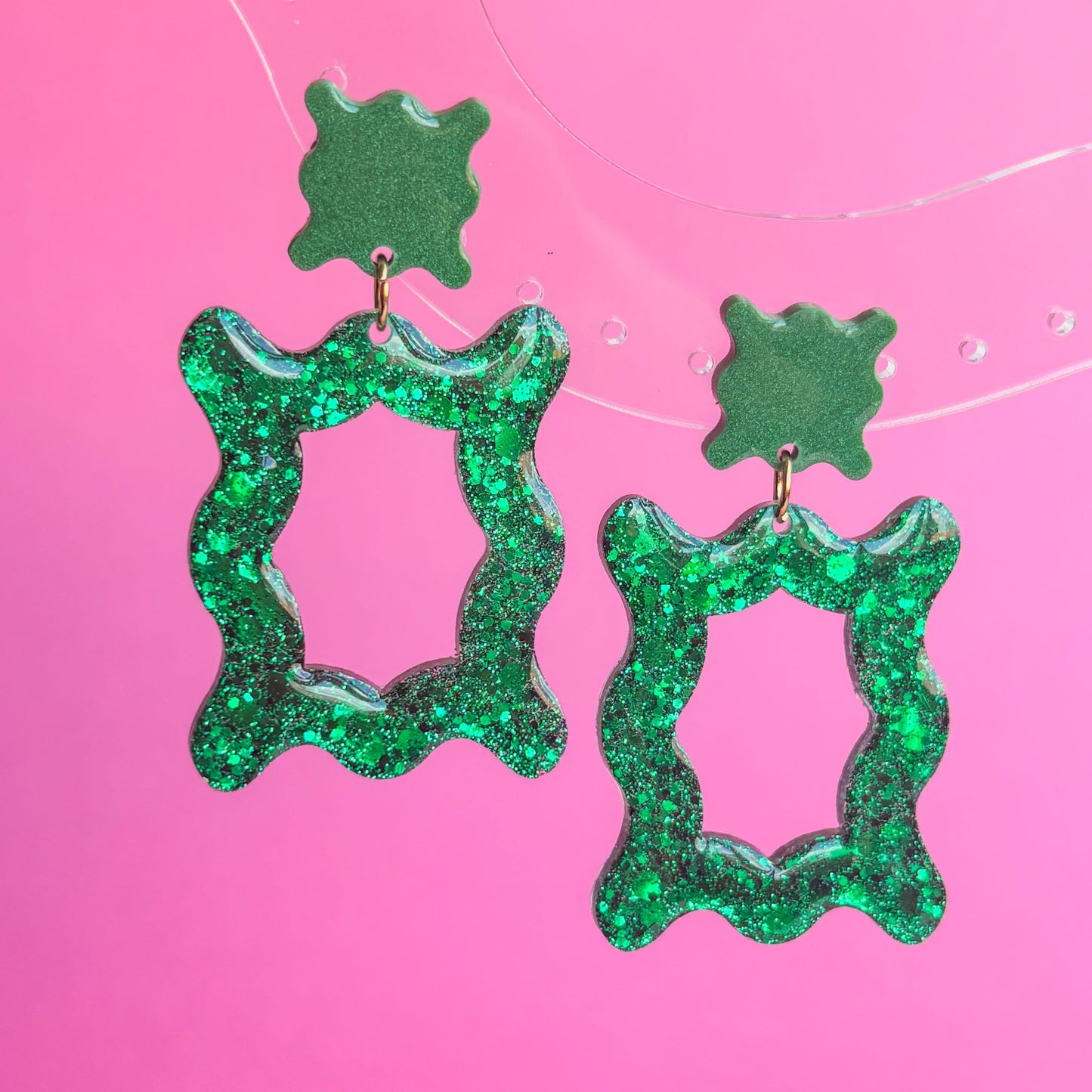Pendientes artesanales de resina epoxi con forma vintage y estilo pop, de color verde