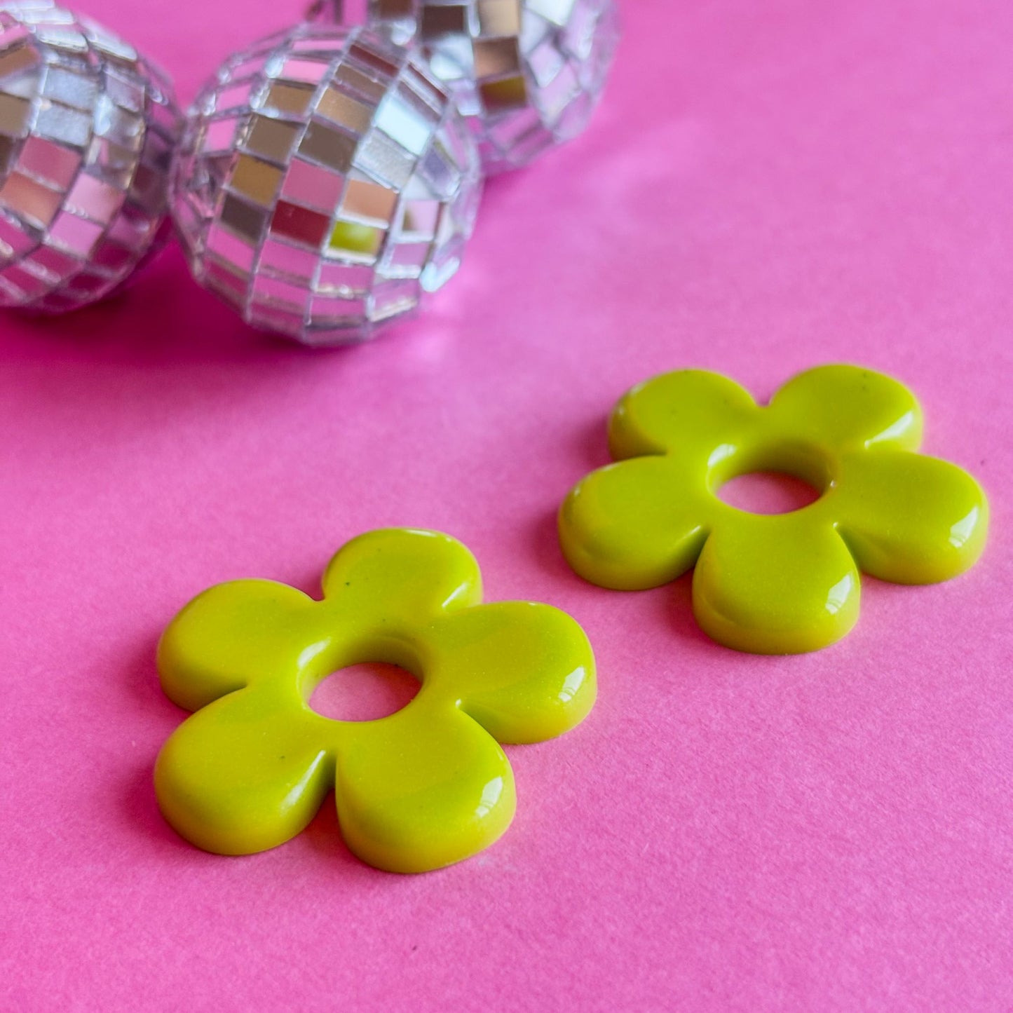 Pendientes artesanales de flores divertidas verde pistacho