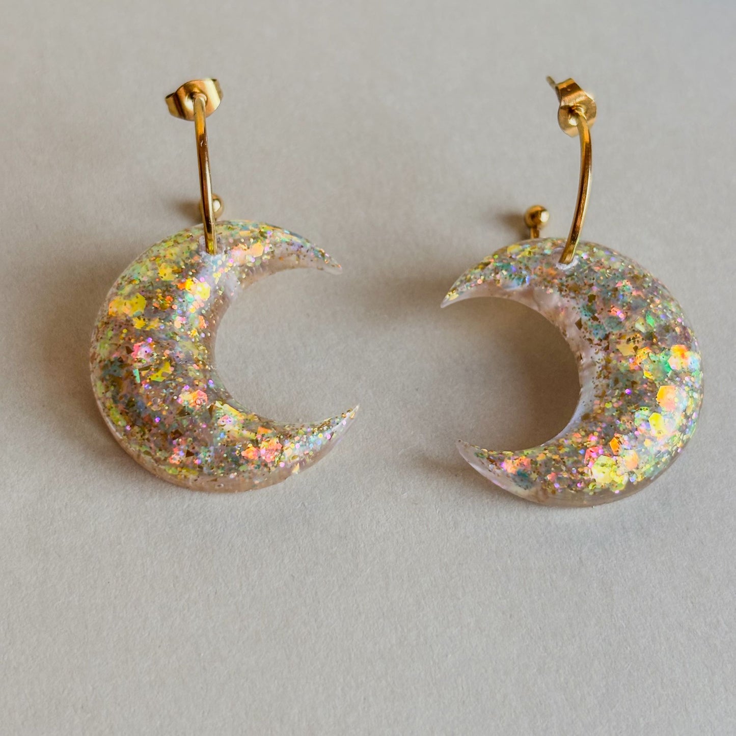 pendientes artesanales de lunas doradas con aros dorados hipoalergénicos