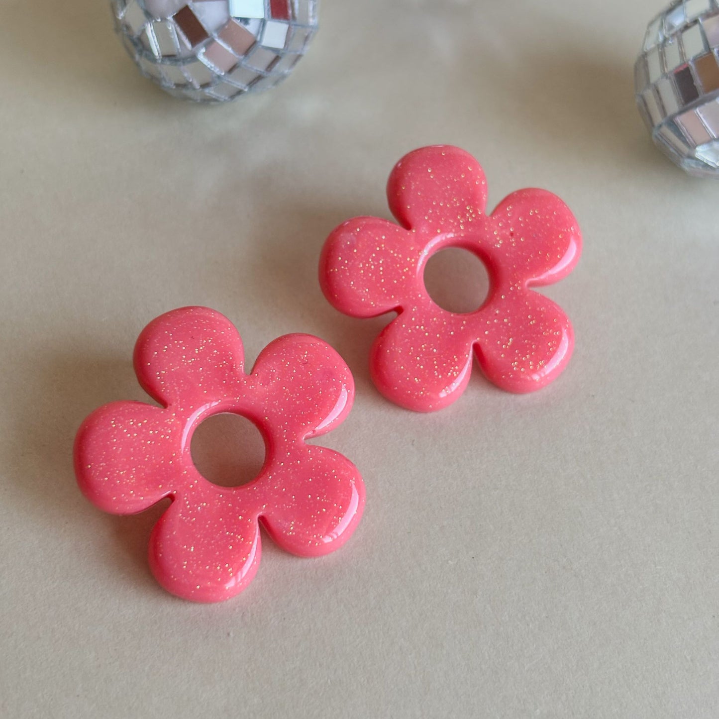 pendientes hechos a mano e hipoalergénicos de flores color coral