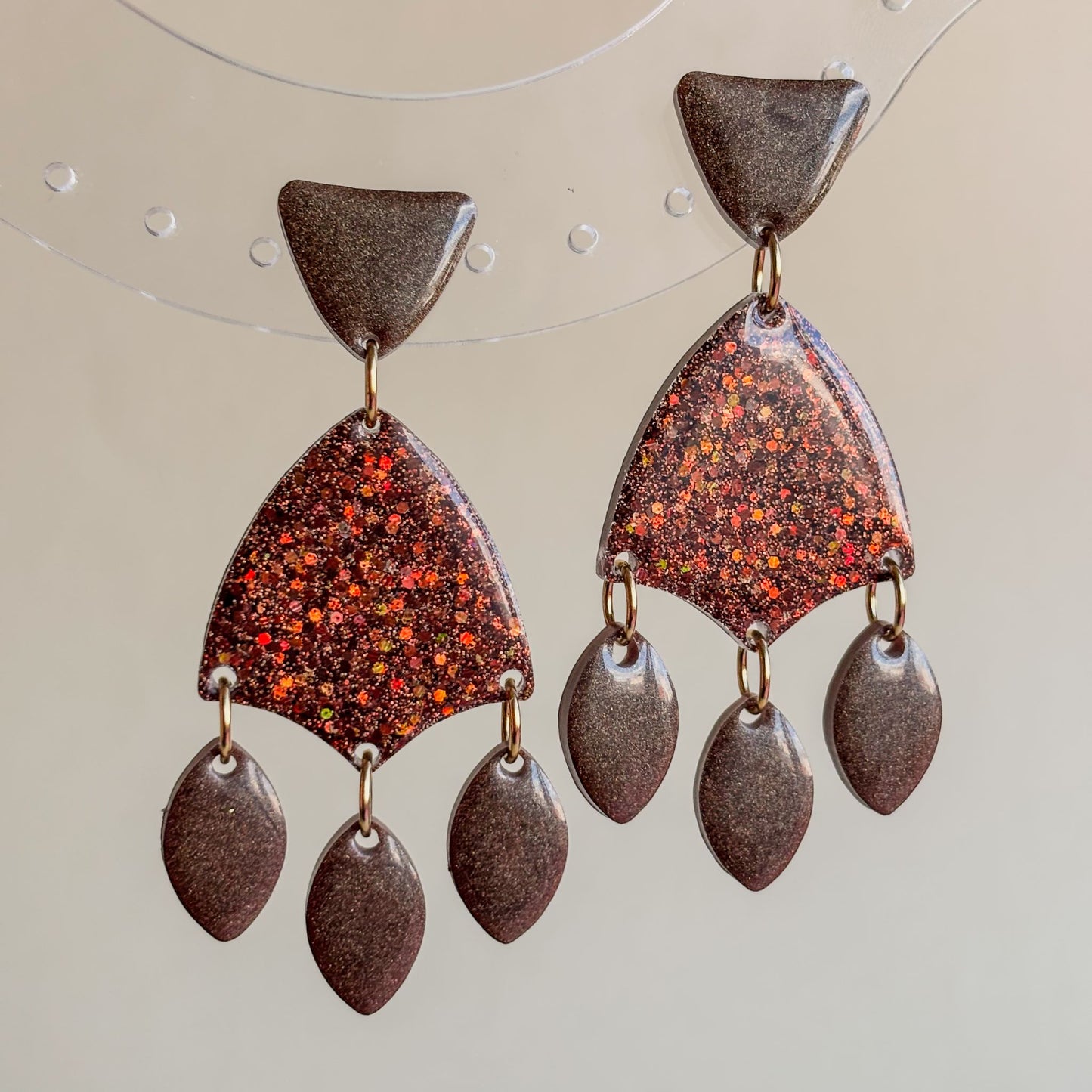 Diseño de 5 piezas en color marrón con brillo anaranjado. Comercio local