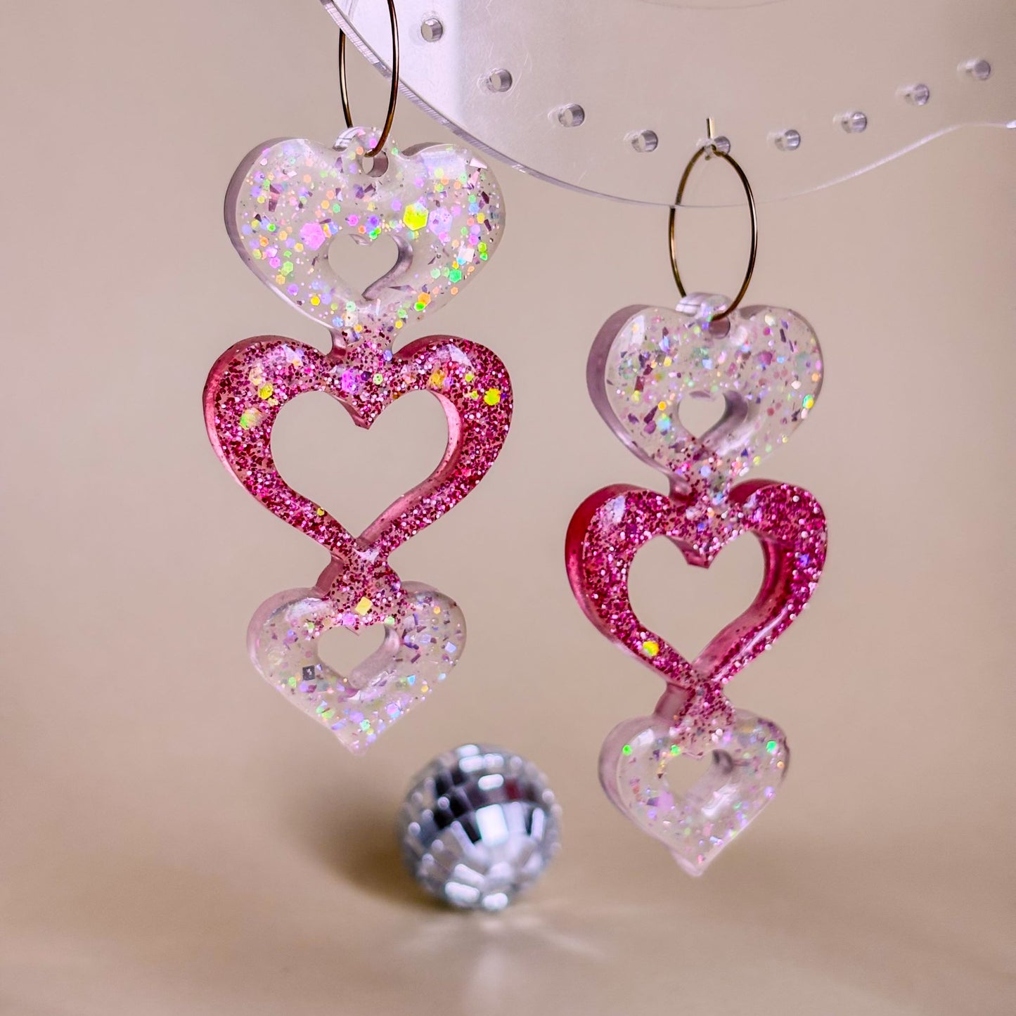 Pendientes atrevidos y originales. De color rosa y transparente con forma de corazones