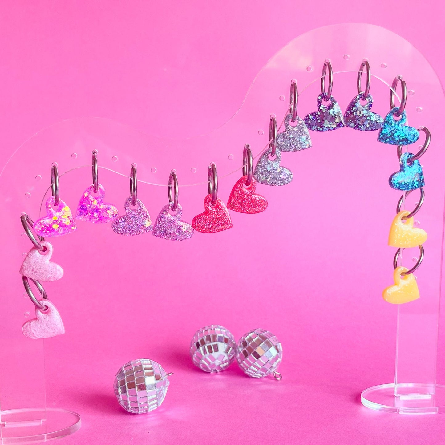 Pendientes románticos con forma de corazón de colores de resina epoxi y aros de acero inoxidable hipoalergénico. Doctora Irrins