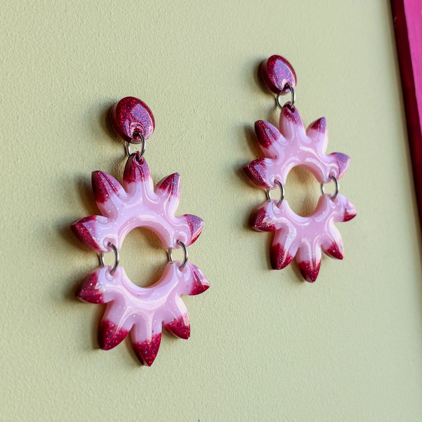 Pendientes de resina epoxi, diseño fantasía de color rosa palo y rojo con brillo fino. Hipoalergénicos