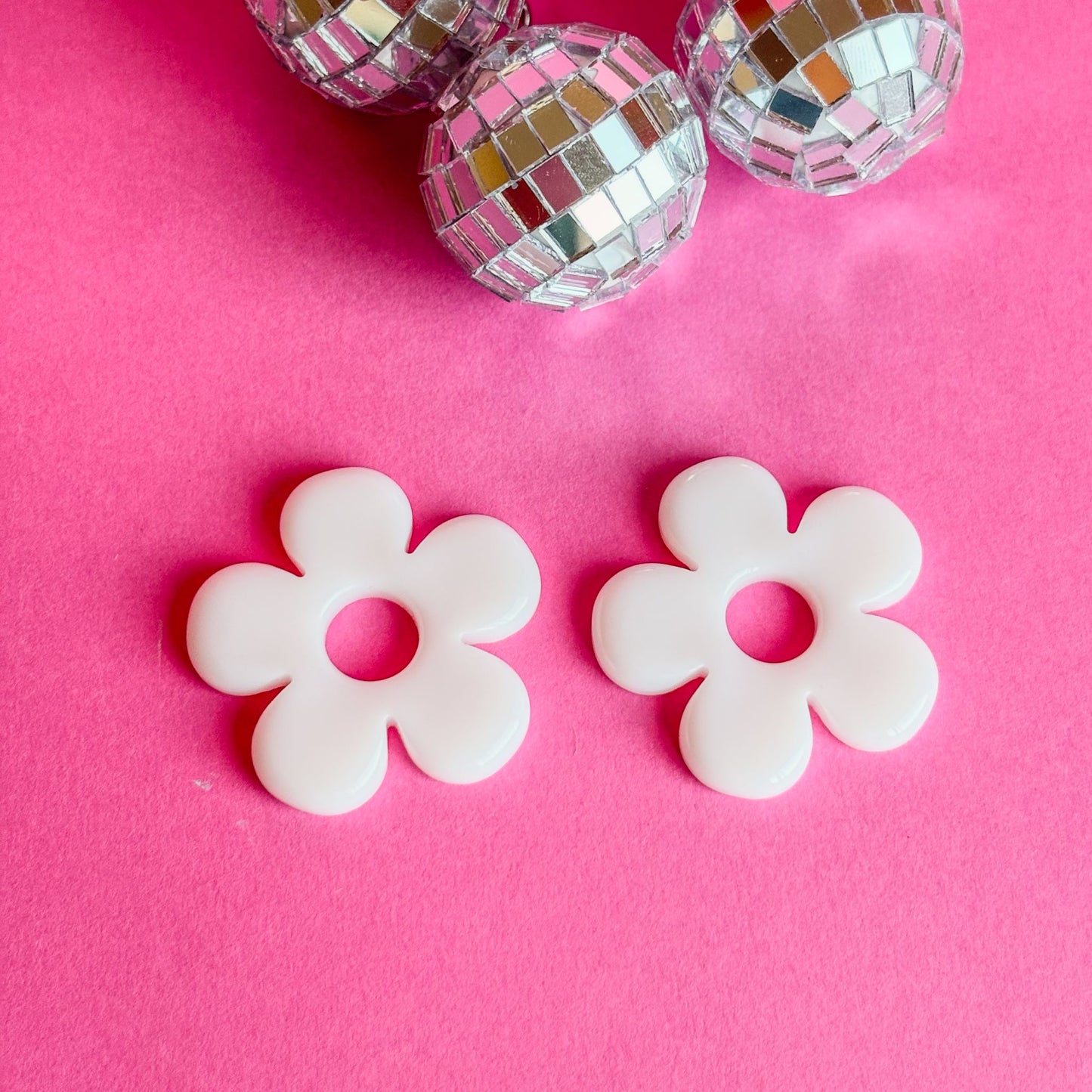Pendientes artesanales con diseño de flor blanco y sencillo