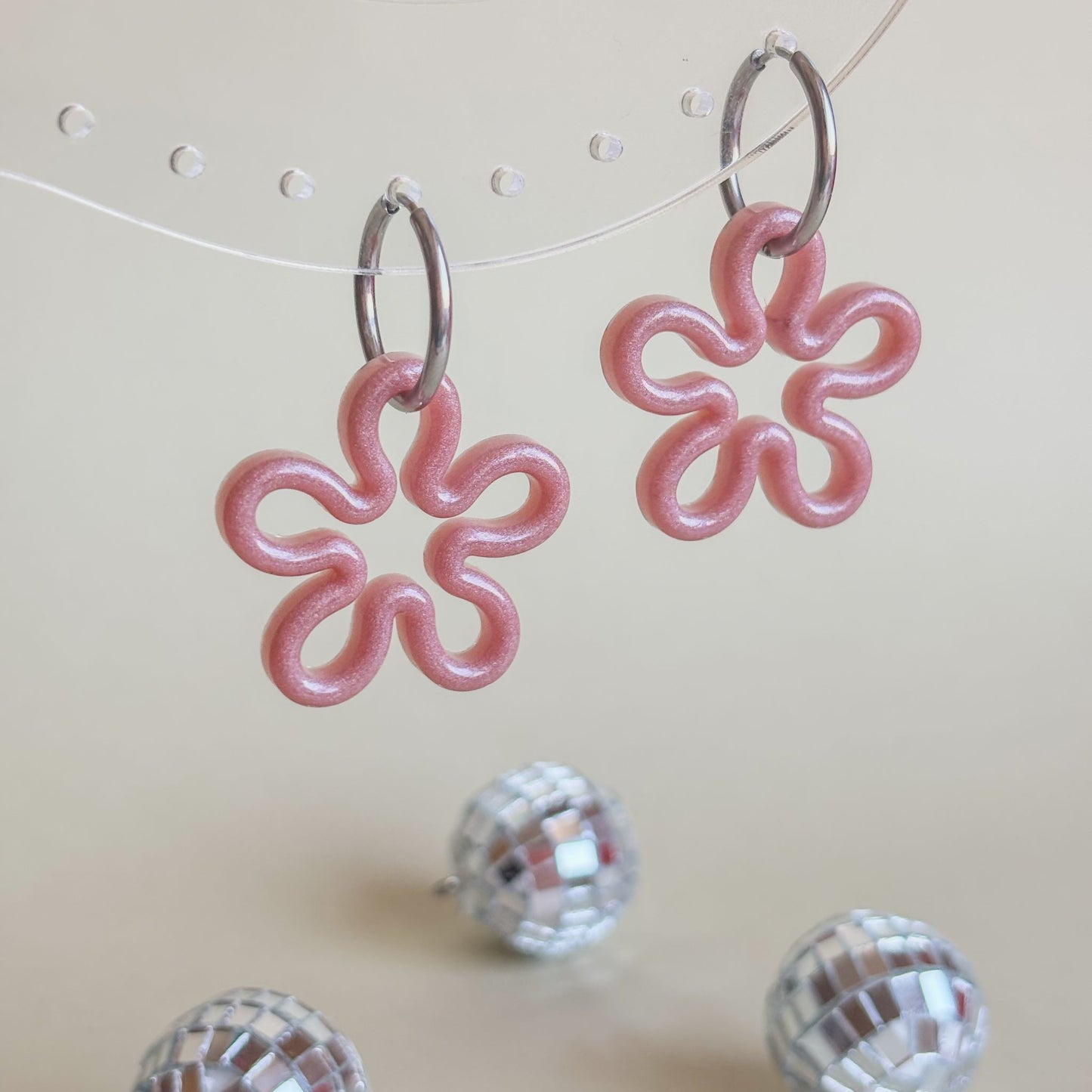 Pendientes de color rosa palo nacarado en forma de flor con aros