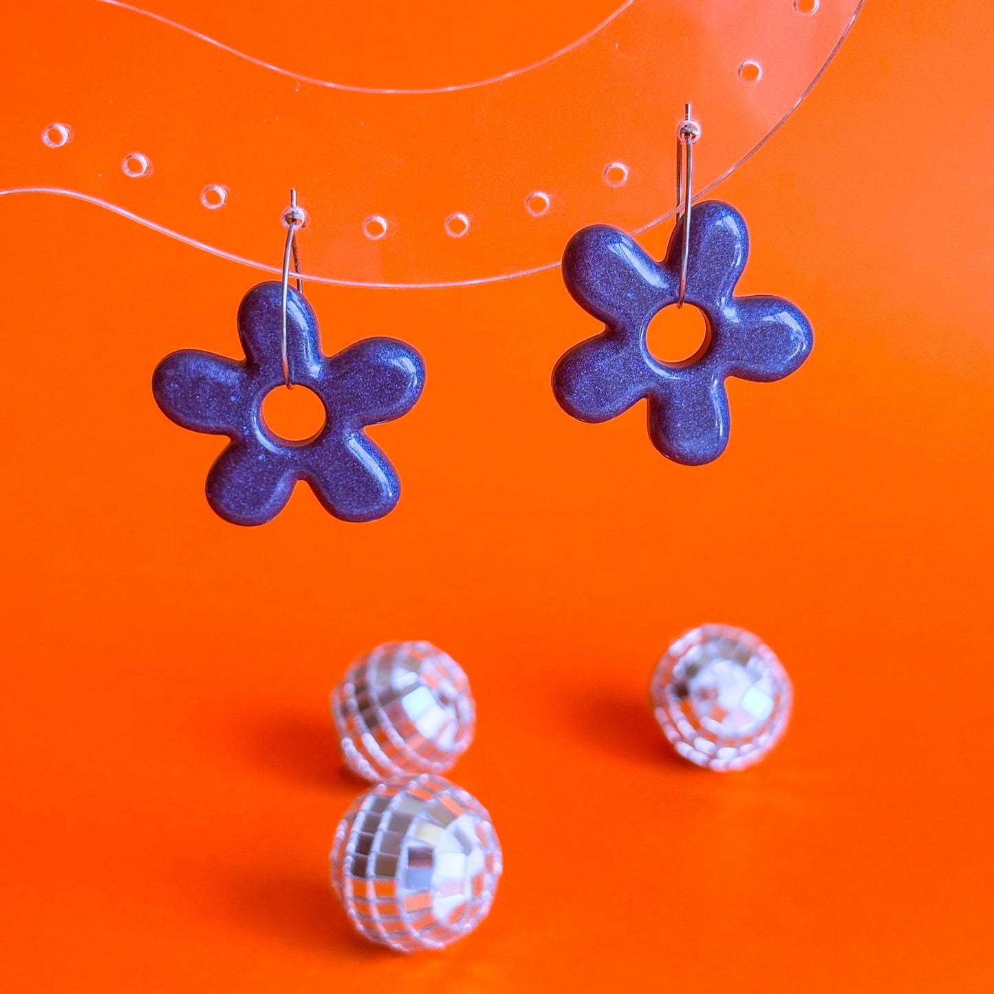 Pendientes artesanales e hipoalergénicos en forma de flores azul marino