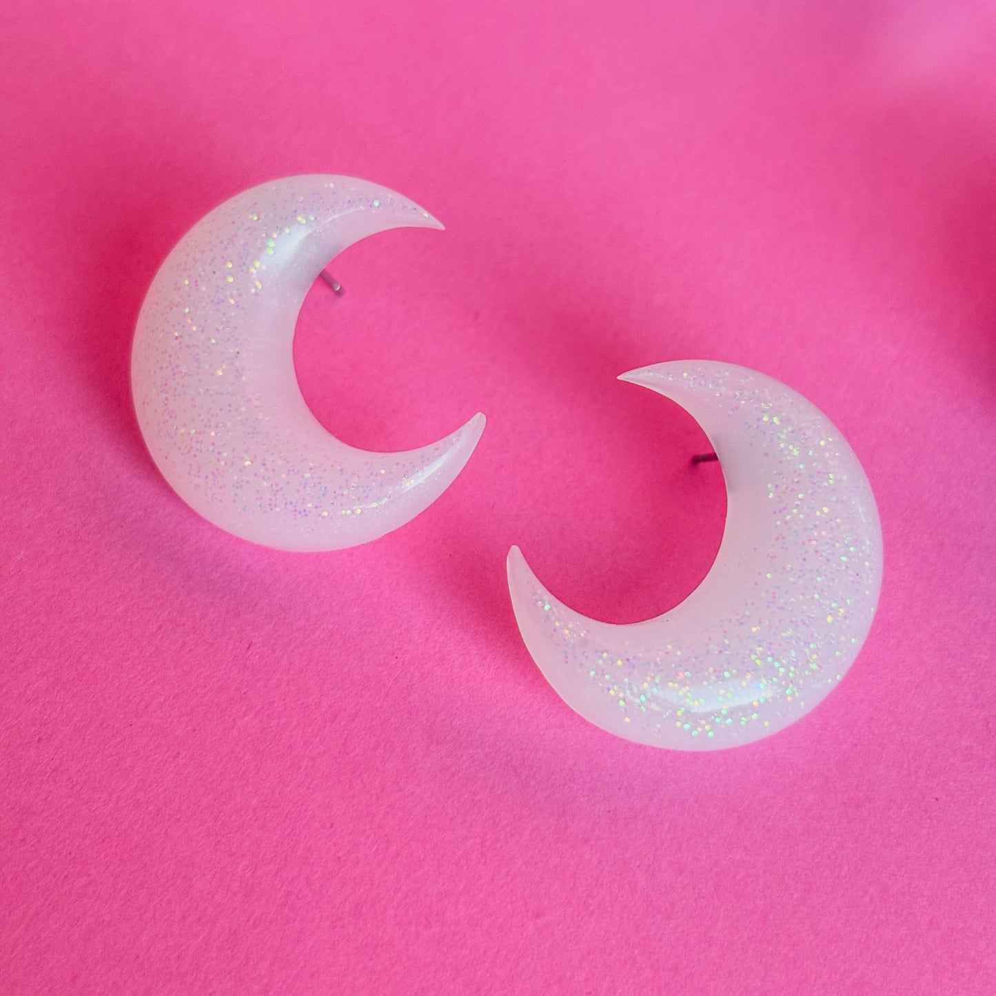 Elegantes pendientes de lunas blancos con brillo fino