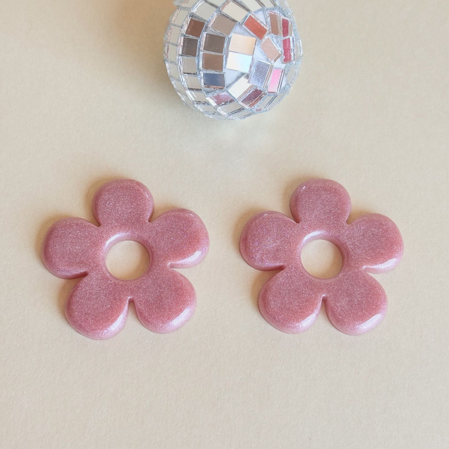 Par de pendientes artesanales e hipoalergénicos en forma de flor rosa palo