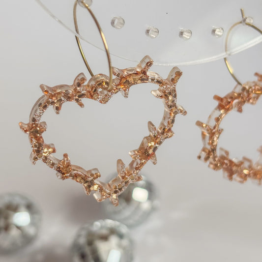 Pendientes dorados en forma de corazones de espinas con aros hipoalergénicos