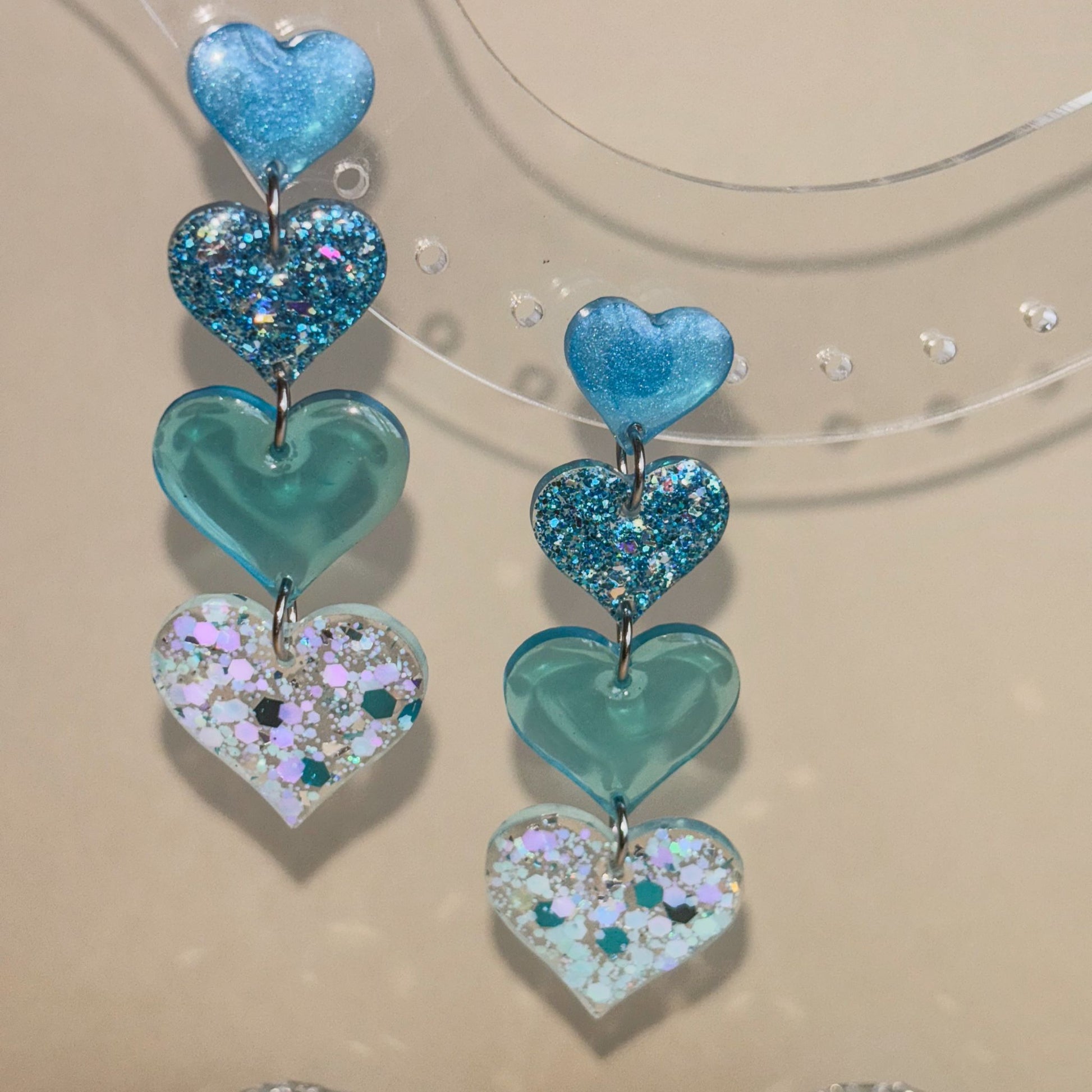 Pendientes de resina epoxi y acero inoxidable hipoalergénico de corazones azules.