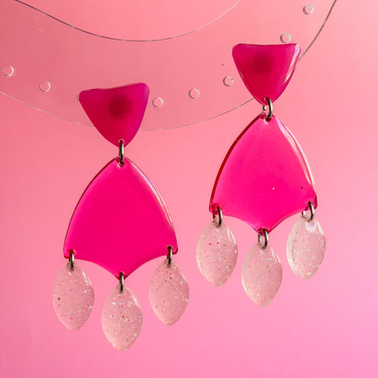 Pendientes diseño original. Color rosa. Hipoalergénicos, de resina epoxi. Marca española: Doctora Irrins.