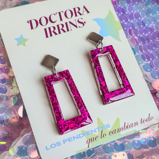 Pendientes preciosos, originales y elegantes de color fucsia y acero inoxidable plateado. Hechos a mano en España por Doctora Irrins