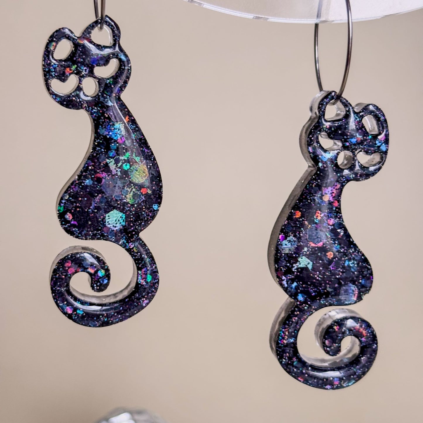 Pendientes artesanales de resina epoxi. Gatos negros brillantes elegantes y sofisticados con aros hipoalergénicos de acero inoxidable.