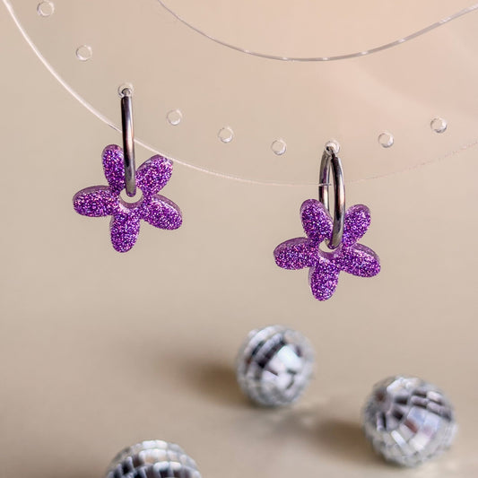 Pendientes hechos a mano con materiales de alta calidad en forma de flores lilas con aros hipoalergénicos