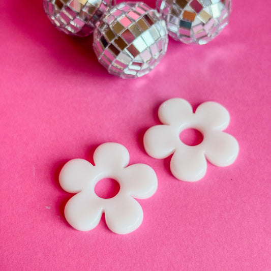 Pendientes sencillos de flores blancas de resina
