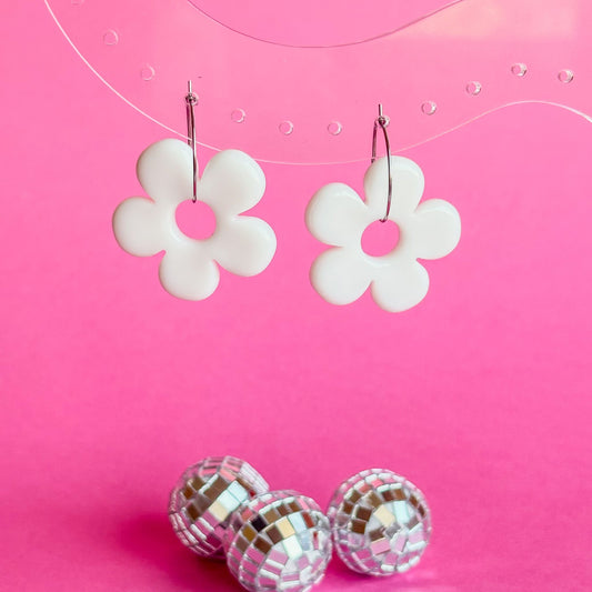 Pendientes de flores divertidas de color blanco con aro