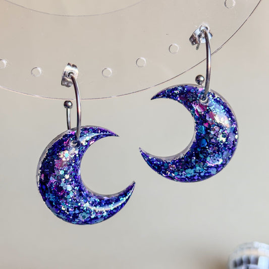 Lunas con aros y brillo tornasolado azul y morado