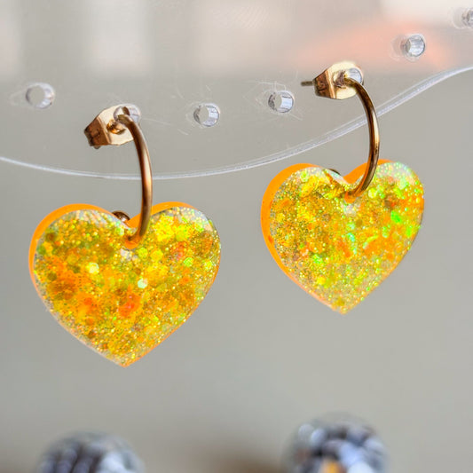 Pendientes de corazones naranja neón muy brillantes con aros dorados