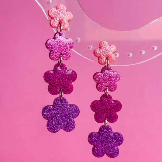 Preciosos pendientes largos de flores hechos a mano con resina epoxi. Brillantes y con estilo