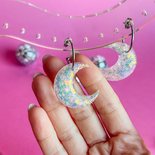 Pendientes artesanales de lunas blancas brillantes con aros. Doctora Irrins