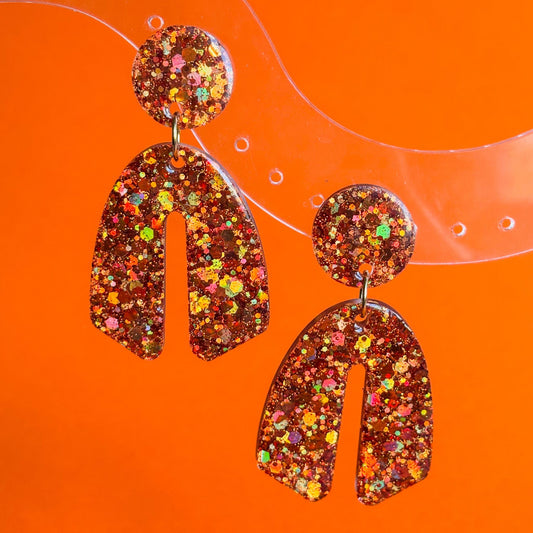Pendientes naranjas con mucho brillo perfectos para una fiesta