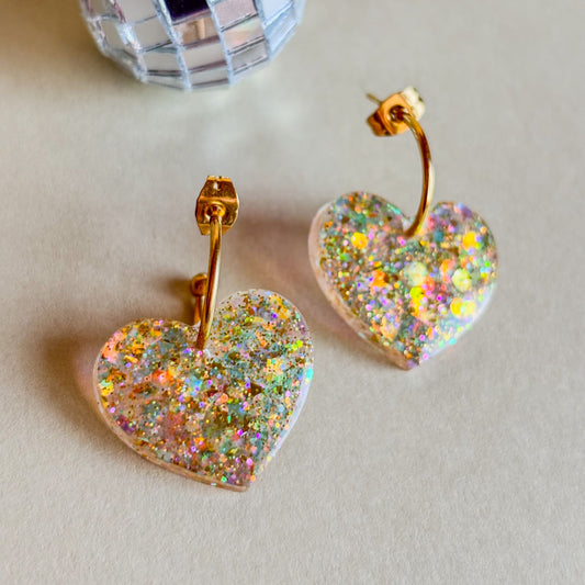 Pendientes de corazones color champán con brillo holográfico y aros dorados hipoalergénicos
