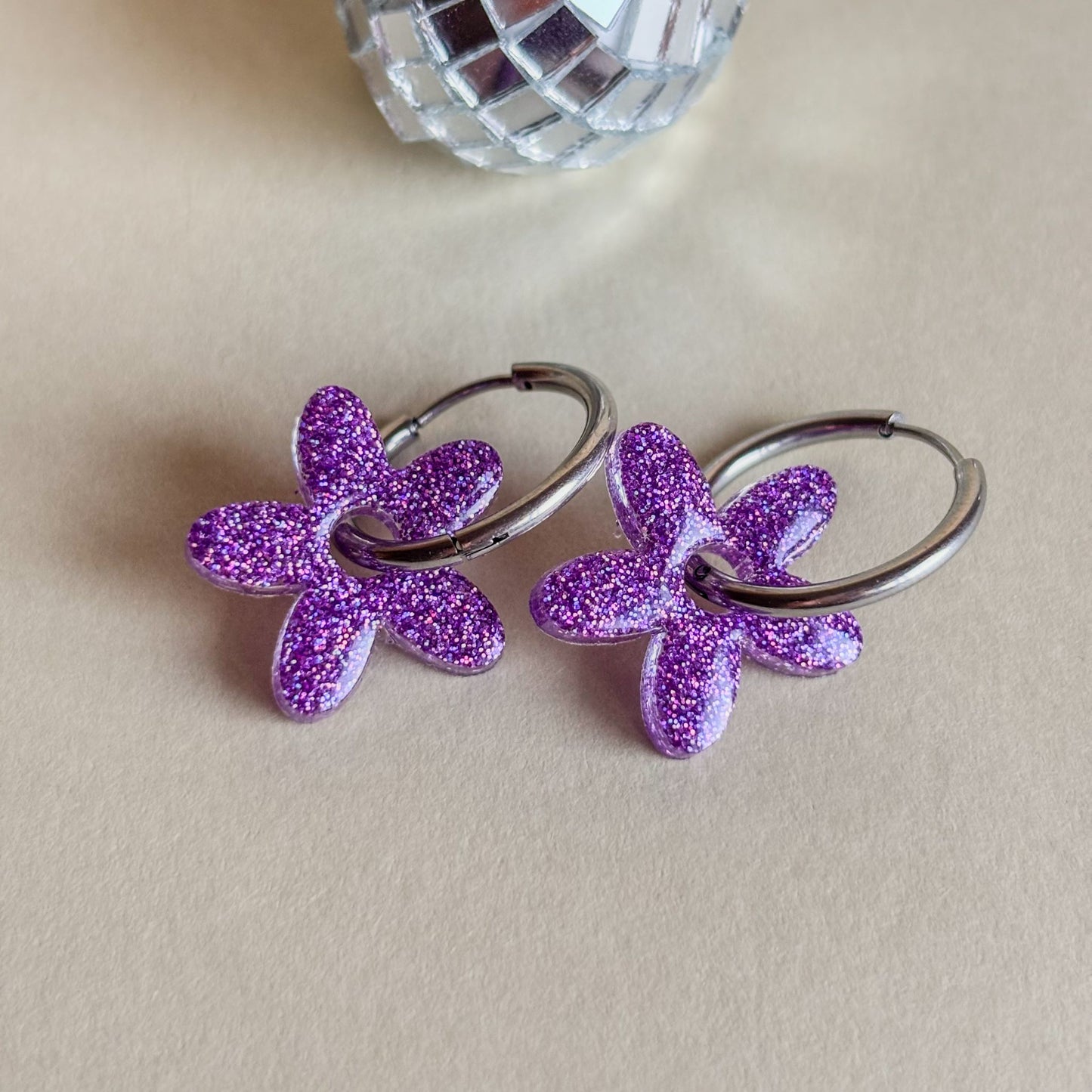 Pendientes de resina epoxi, charms de flores con aros hipoalergénicos hechos a mano por Doctora Irrins