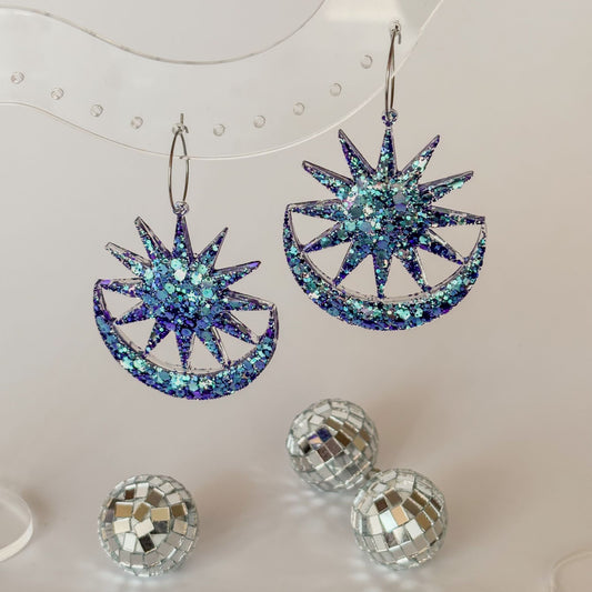 Pendientes hipoalergénicos para regalar. Forma cósmica.