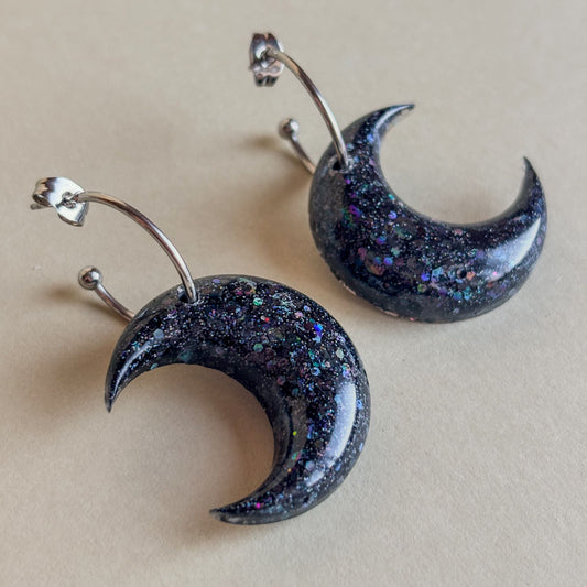 Pendientes artesanales de lunas negras con aros, de resina epoxi