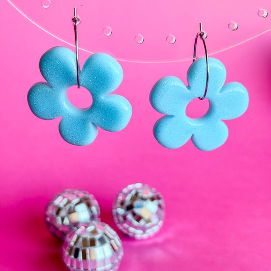 Pendientes de flores azul pastel con brillo fino. Con aros de acero inoxidable hipoalergénico