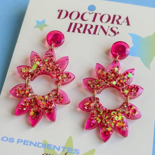 Par de pendientes diseño fantasía de Doctora Irrins color frambuesa y tonos dorados