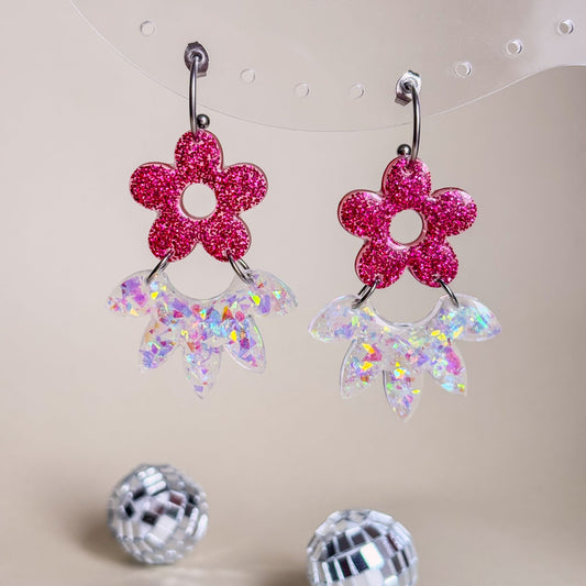 Pendientes preciosos artesanales de resina epoxi y aros de acero quirúrgico. Hechos en España por Doctora Irrins