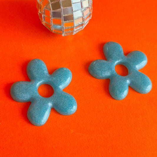 Pendientes de flores azules hechos a mano con resina epoxi y acero inoxidable hipoalergénico