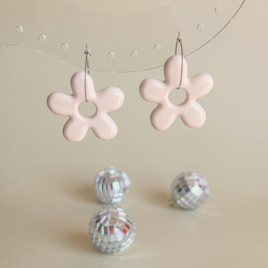 pendientes sencillos de flores beige con aros plateados hipoalergénicos
